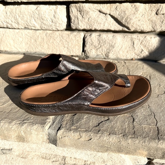 Strive Shoes - STRIVE Comfort Leather Toe-Loop Sandals - Bronze